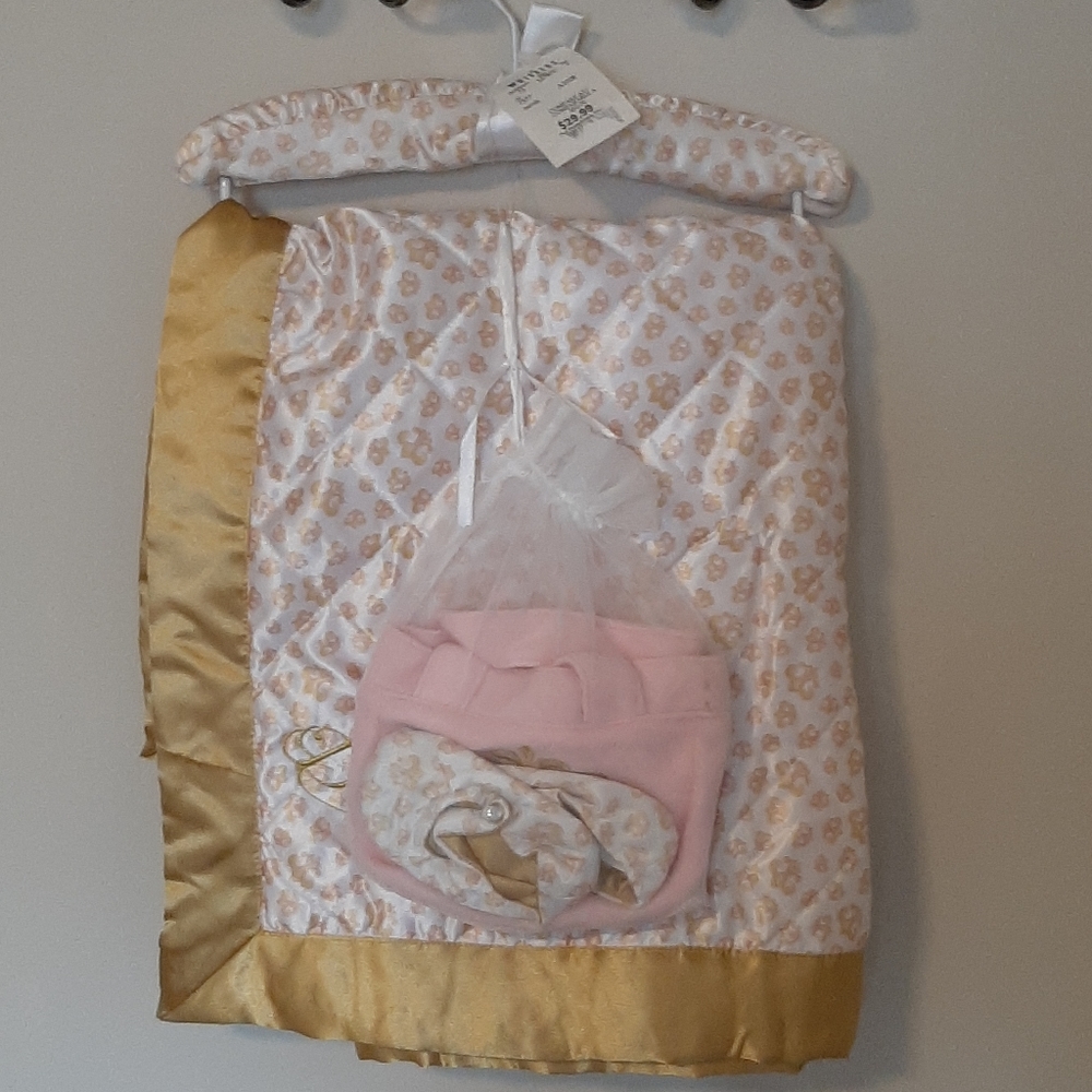 NWT Girl Dereon baby blanket set